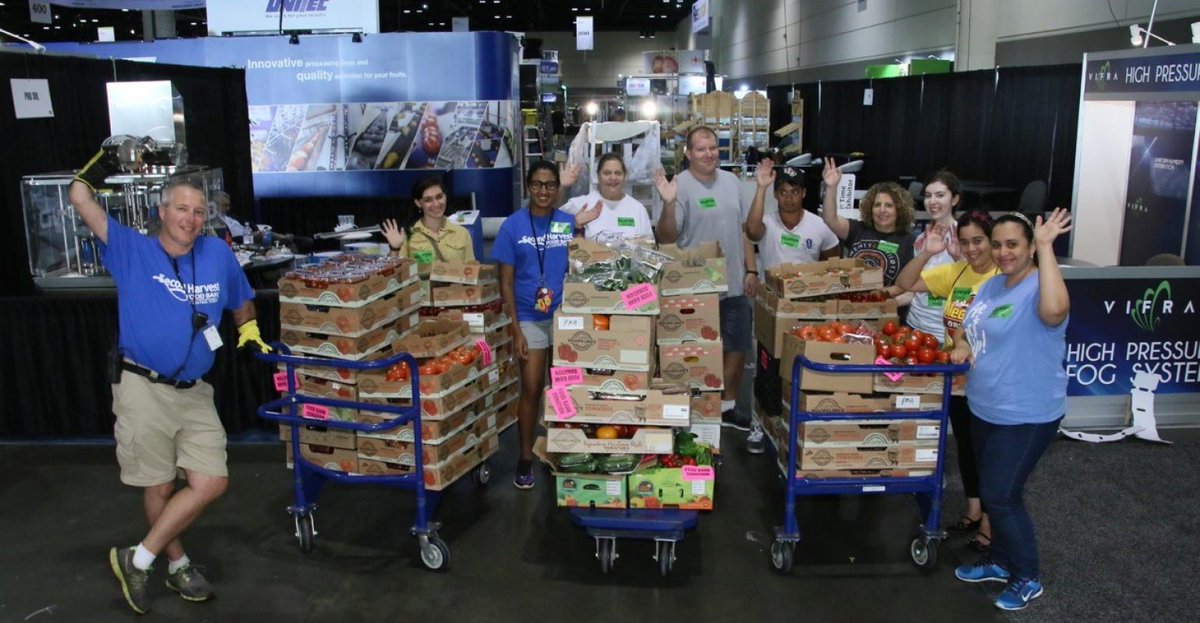 Zest_Fresh's tweet photo. The exhibitors at @pma's Fresh Summit donated 228,400 pounds of produce to @SecondHarvestCA. Food bank volunteers collected the fresh produce directly from the show floor at the Anaheim Convention Center. #freshproduce for those in need! https://t.co/klKXbCnlH6 https://t.co/jBmBOffzXm