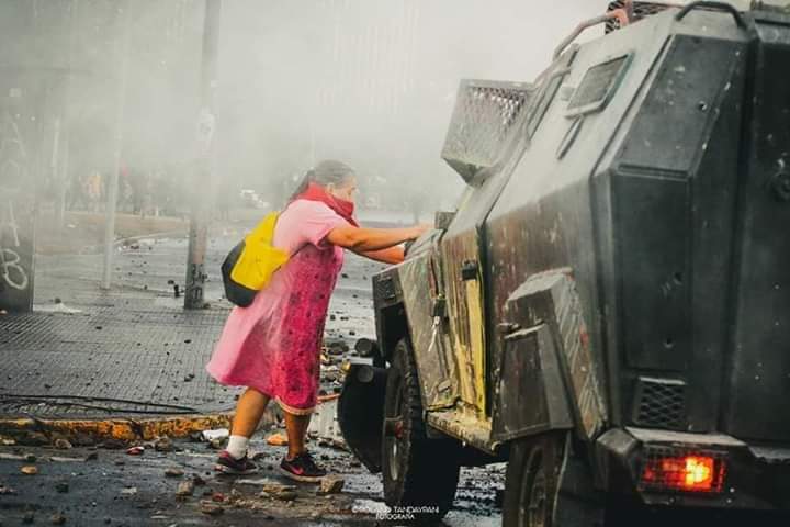 IMÁGENES QUE ESTAN DANDO LA VUELTA AL MUNDO..
Ella es una anciana que ha estado día tras día  en las manifestaciones pacíficas en Plaza Italia..y que cuando la reprimen violentamente se defiende..
Solo pide una pensión Digna.
#mantenteinformado