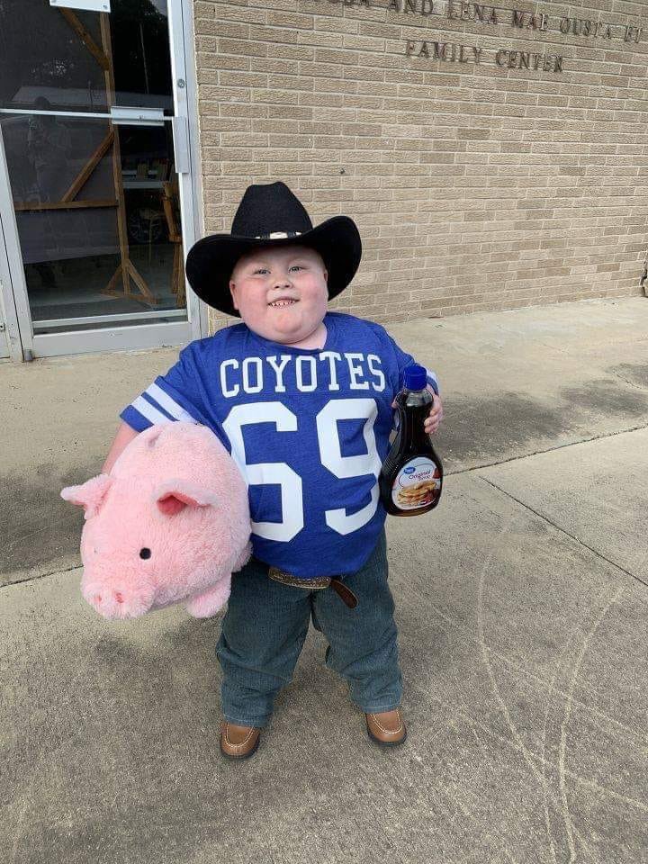 ClayTravis's tweet image. Stop the costume contests, this little kid — and his parents — win Halloween.