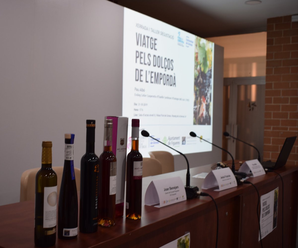 CatedraVOE_UdG's tweet photo. Algunes imatges de la xerrada i tast degustació "Viatge pels dolços de l'Empordà" d'aquesta tarda. 
#udg #cvoe #DOEmpordà #Girona
@mferres @RectorUdG @gentudg @MonicaToldra https://t.co/0IFGeeTIW8