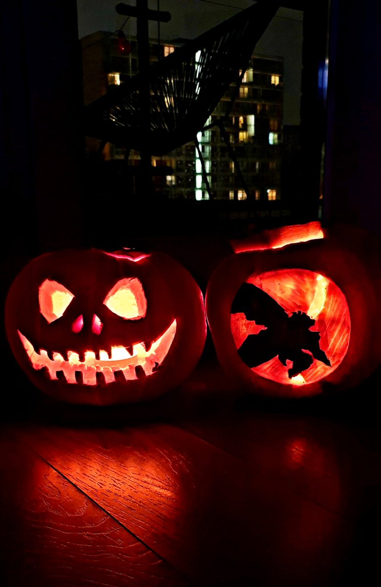 ElDuderinocomic's tweet photo. #HappyHalloween

Here are mine and my wife's Pumpkins for this year. I think she takes the win with the classic pumpkin. My rushed DKR silhouette didn't come together as well as I'd hoped.

#pumpkin #batmanpumpkin https://t.co/Vy3c7Mlq5y