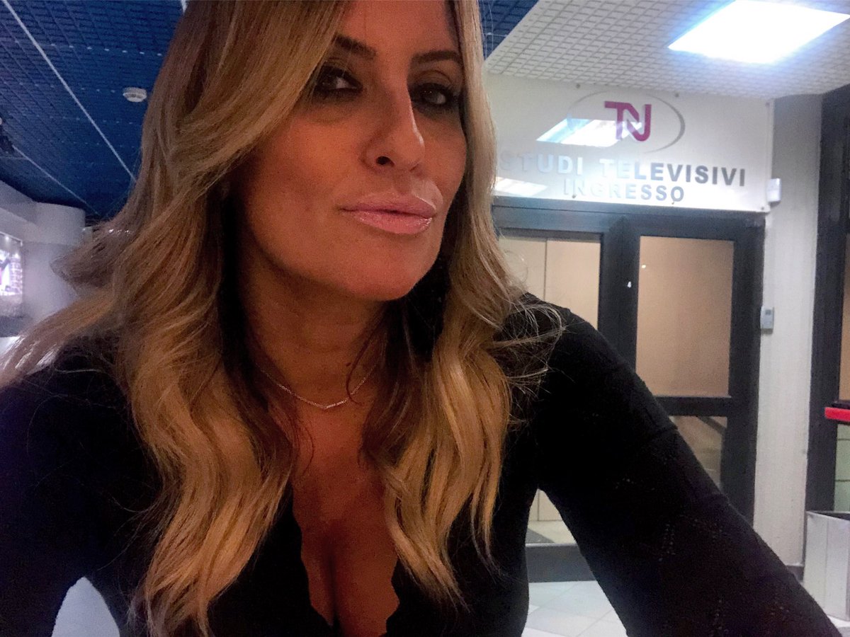 La porta alle mie spalle mi conduce negli studi televisivi di #telenorba e quindi nelle vostre case ❤️ vi aspetto alle #23e30 #happyhalloween🎃 #tgnorba24 #tgnorba #francescarodolfo #followme