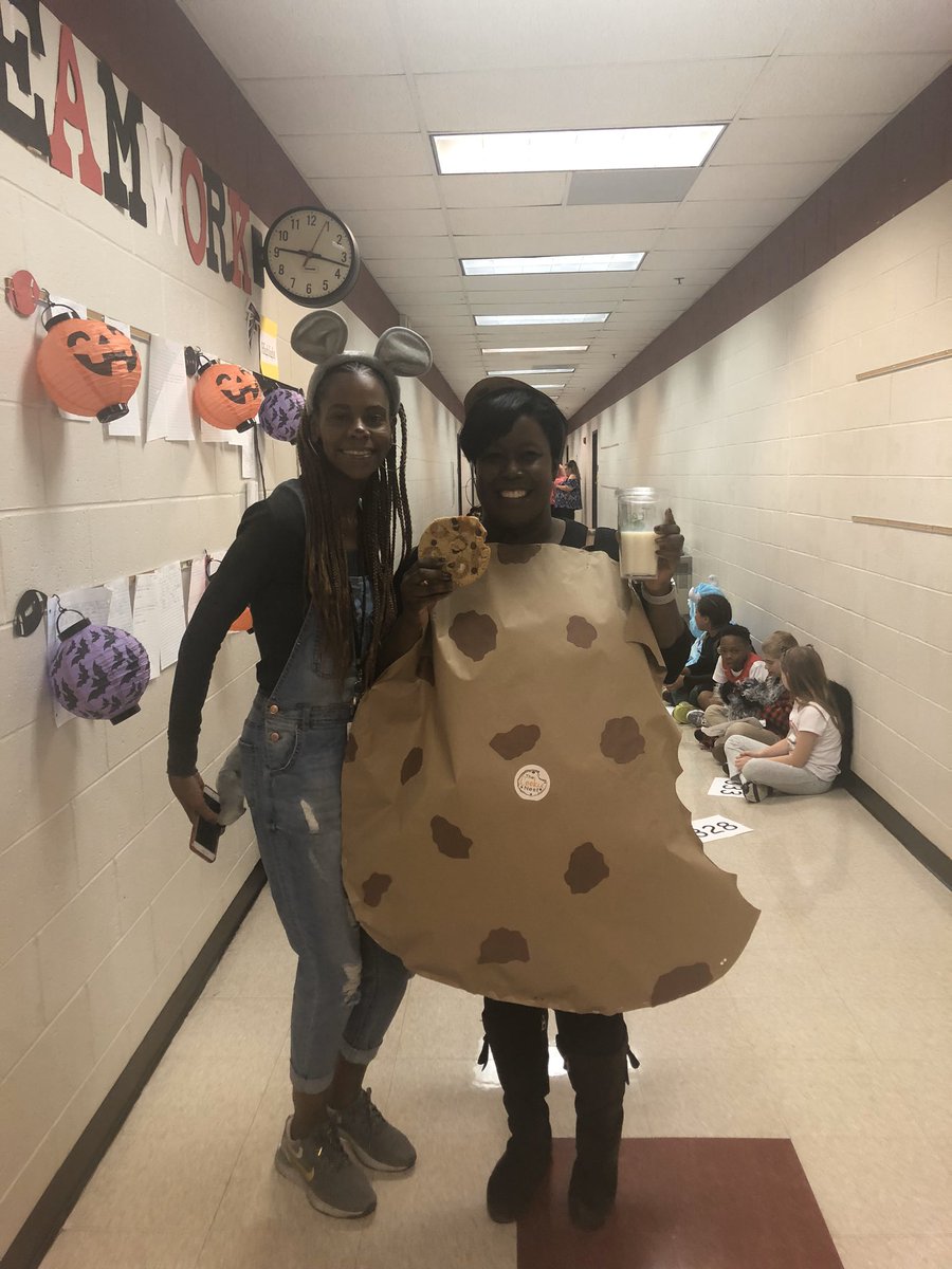 stylesteach4eva's tweet photo. The character parade turned out great! #IfYouGiveAMouseACookie #CoTeachers #TeamAcworth @Team_AcworthES https://t.co/JZLVhlElog