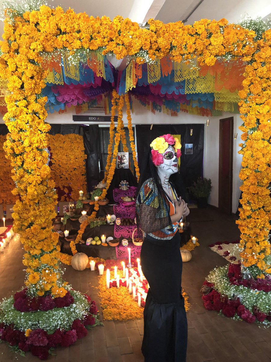 yatz_cb's tweet photo. En la @SEDAGROedomex se viven más que nunca nuestras hermosas tradiciones. #FamiliaSEDAGRO🧡🖤💀 @DarioZacariasC https://t.co/Y6uIukUmZ8
