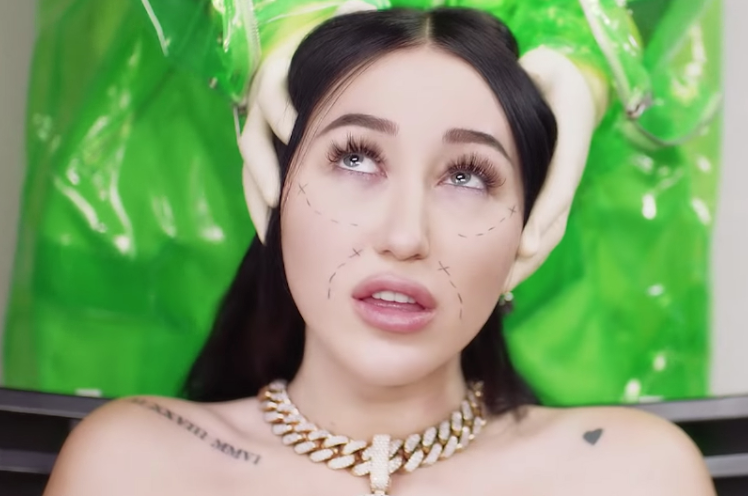 RollingStone's tweet photo. Noah Cyrus goes under the knife in her new video for "FuckYouNoah" https://t.co/pbVy1bJGv7 https://t.co/77ZgFGcDDt
