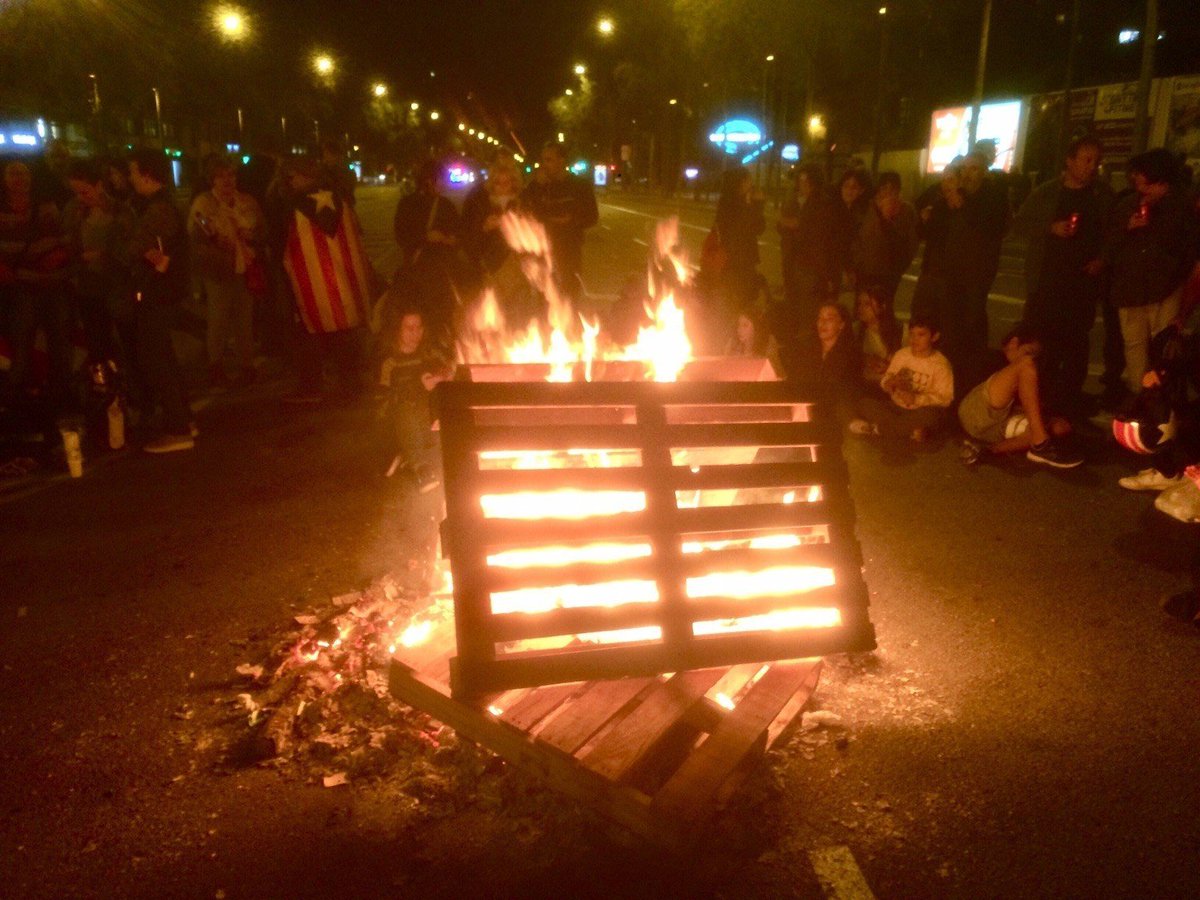 🔥18 dies de mobilitzacions i res ens atura!

✅Els #CDRenXarxa estem alçades per denunciar l'Estat autoritari, per reclamar justícia, per a que s'acabi la repressió i per a implantar la República. Entre totes ho farem tot!

La #RevoltaPopular 🔥 és la nostra via per assolir-ho!