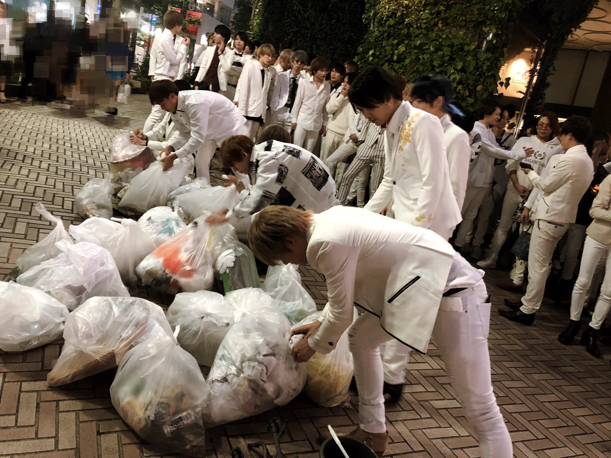 今年も渋谷で「ホスト」が「100人」でゴミ拾い！ハロウィンの後片付け!!