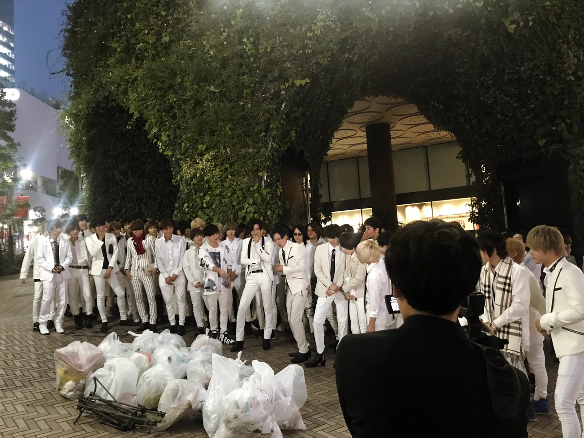 今年も渋谷で「ホスト」が「100人」でゴミ拾い！ハロウィンの後片付け!!