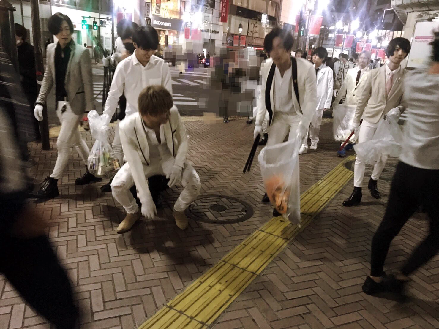 今年も渋谷で「ホスト」が「100人」でゴミ拾い！ハロウィンの後片付け!!