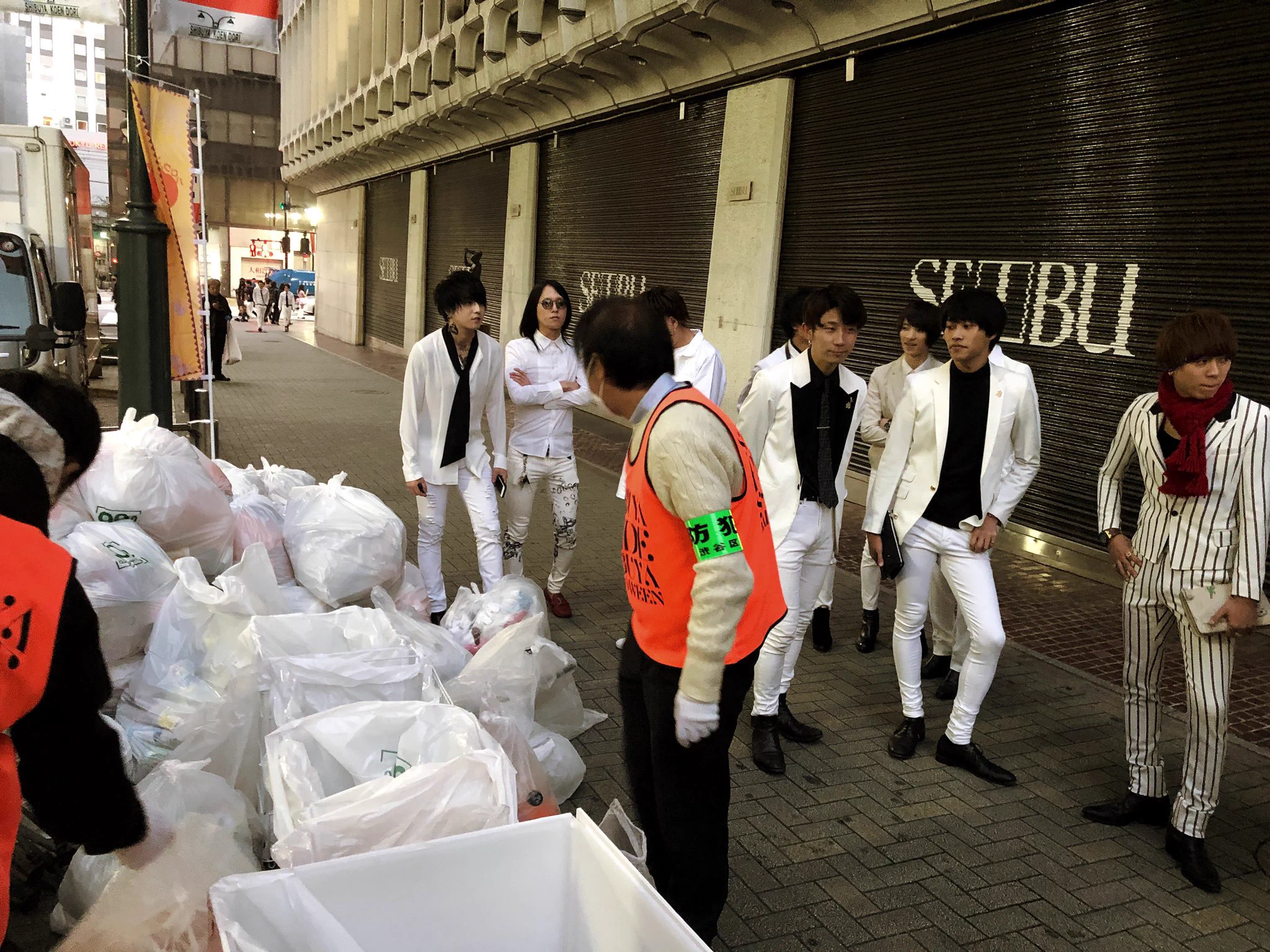 今年も渋谷で「ホスト」が「100人」でゴミ拾い！ハロウィンの後片付け!!
