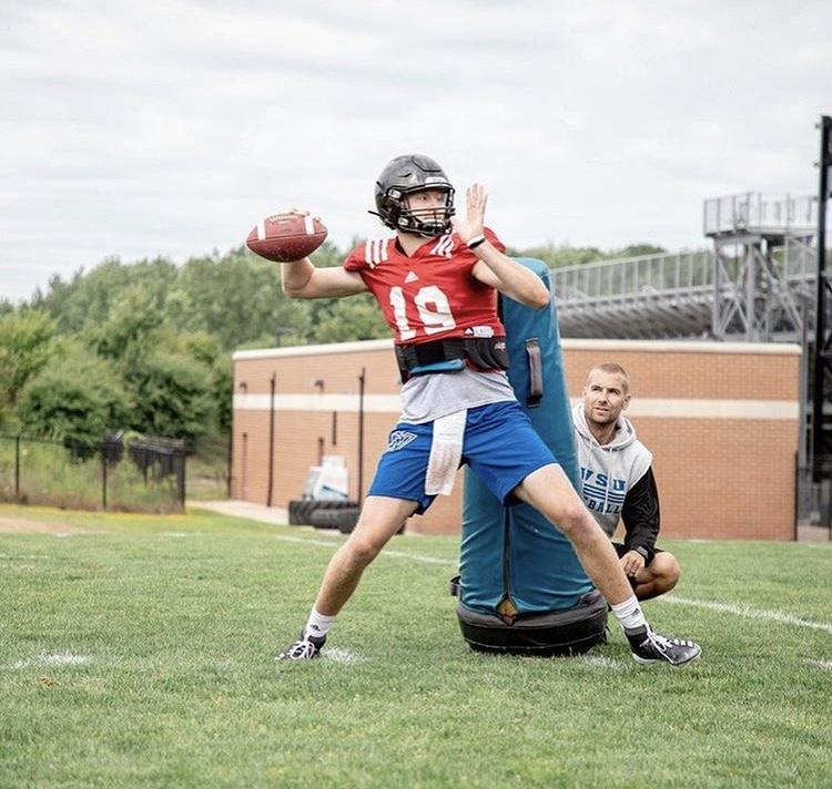 LegacyMI_FBall's tweet photo. Alum of the Day: 
@CalEndicott
- Flushing HS alum
- @LegacyFlint alum
- Presently a QB for @gvsufootball

Stats from senior year at Flushing:
- Completed 165-of-272 passes for 2,347 yards and 30 touchdowns, while rushing 161 times for 704 yards &amp; 12 TDs

#AlumSpotlight
#LegacyMI https://t.co/iOo2ba2stS