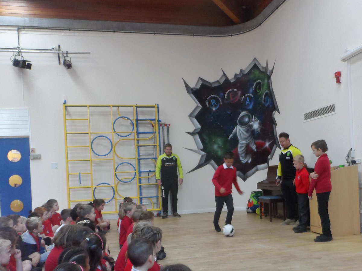 DLPTBraybrook's tweet photo. This week, @NorwichCityFC  academy  coaches lead a whole school assembly before Year 2 and Year 3 had the opportunity to take part in some football skills sessions. #happyandhealthy #whyweteach https://t.co/LiRiFnEYd1