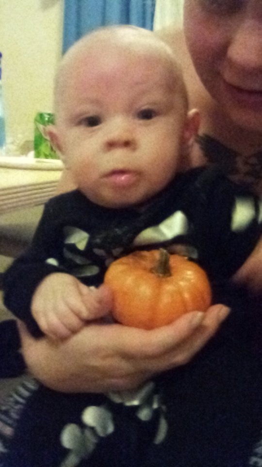 whitneypowers's tweet photo. Cobain says #HappyHalloween 🎃💀🍬 https://t.co/oTLglY1w42