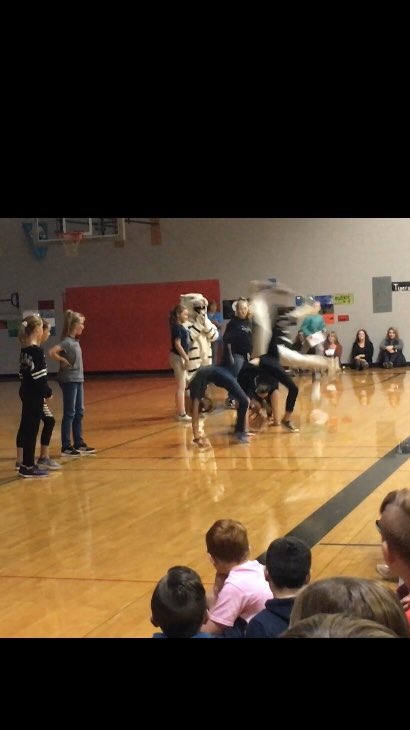CalLeigh79's tweet photo. First quarter assembly! #TeamBarracuda @MJonesLime @mrs_bracamonte @willardschools @WISWillard https://t.co/NUqUEVB8MG
