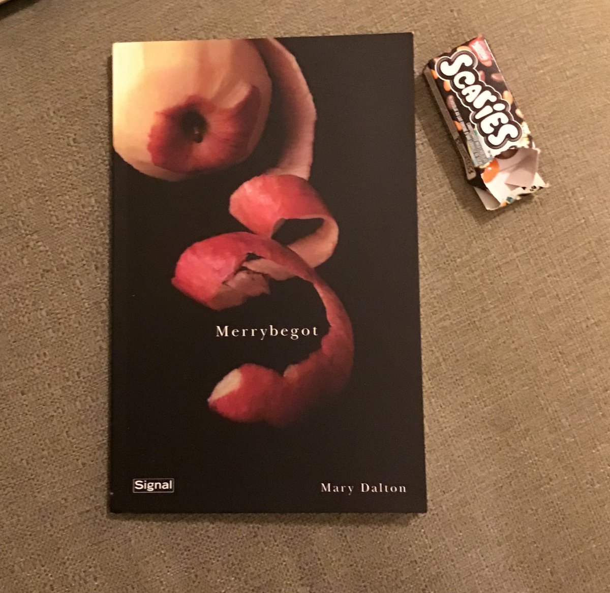 MaynardLara's tweet photo. @hallowreadathon Reading poems between trick or treaters. Black cover for #Hallowreadathon + a favourite for #iputaspellonyoureadathon - #teamwinnie. @Emmabuzzybee https://t.co/spLqEzycCg