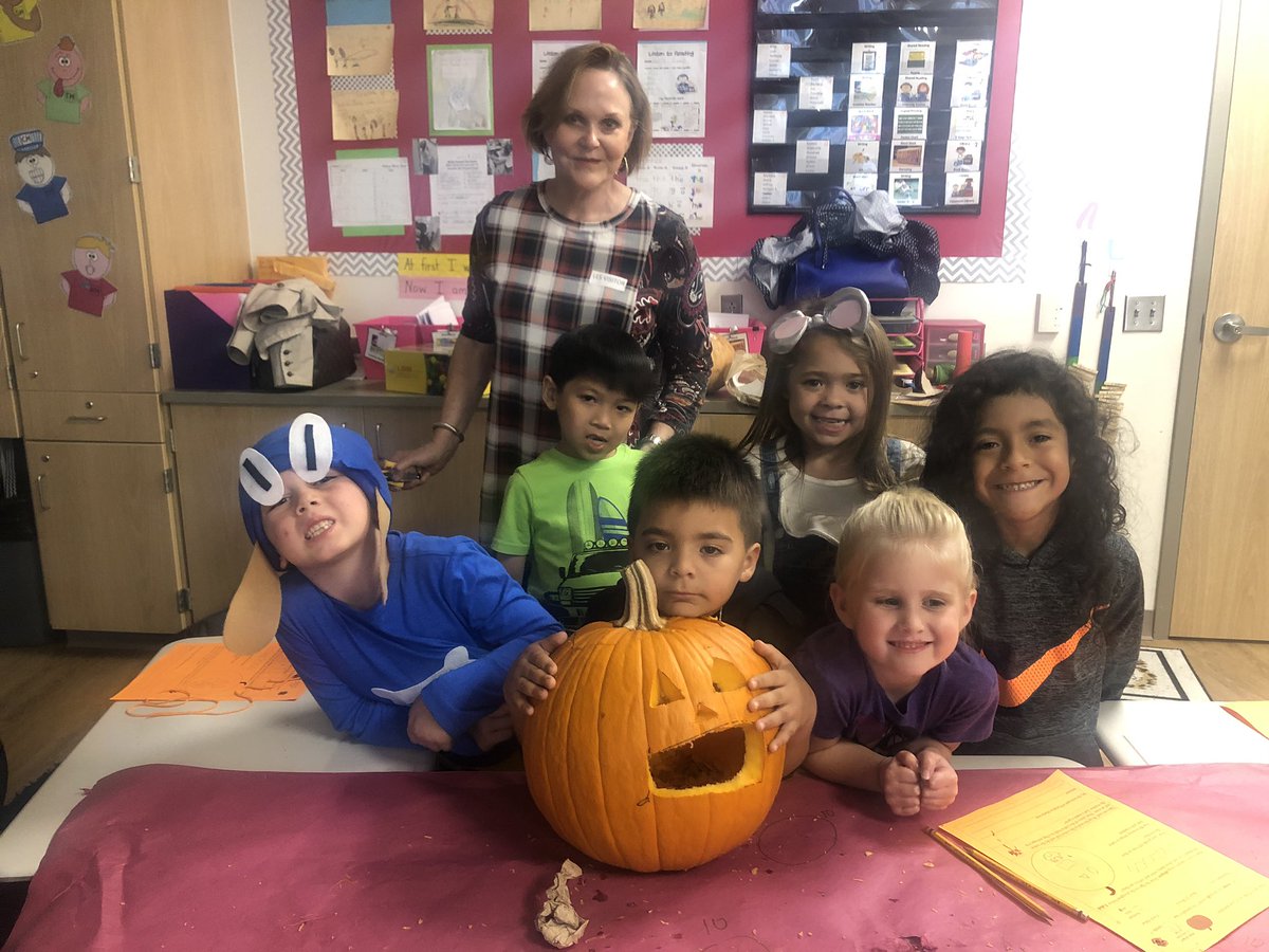 Stephy703's tweet photo. Pumpkin Math! Counting seeds by 10s and showing the value in different forms. #LobitLeads #DISDGatorMath 🦄 🎃 🤔 https://t.co/PFlTz7ebzh