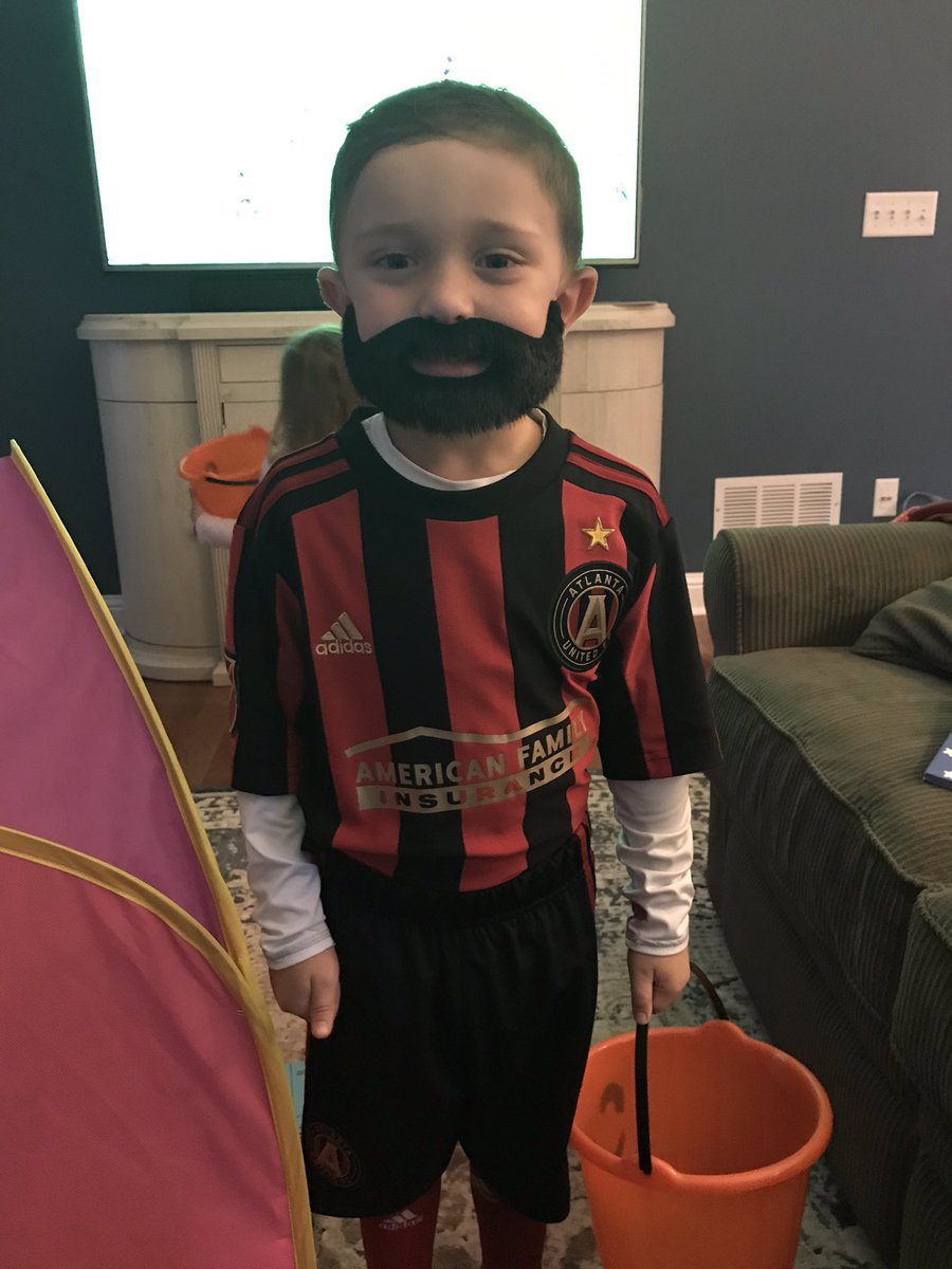 AlexVots's tweet image. So they don’t make an @JustinMeram costume. We had to improvise, I think it turned out pretty good. He loves his @ATLUTD