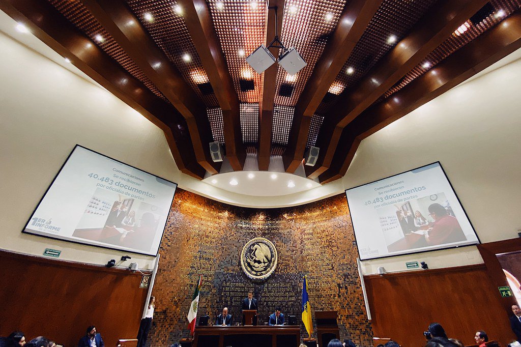 Esta mañana asistí al <a href="/LegislativoJal/">Congreso de Jalisco</a>, para presenciar el primer informe de actividades de la LXII Legislatura, presentado por el Diputado Presidente de la Mesa Directiva, <a href="/HernanCortesB/">Hernán Cortés</a>.