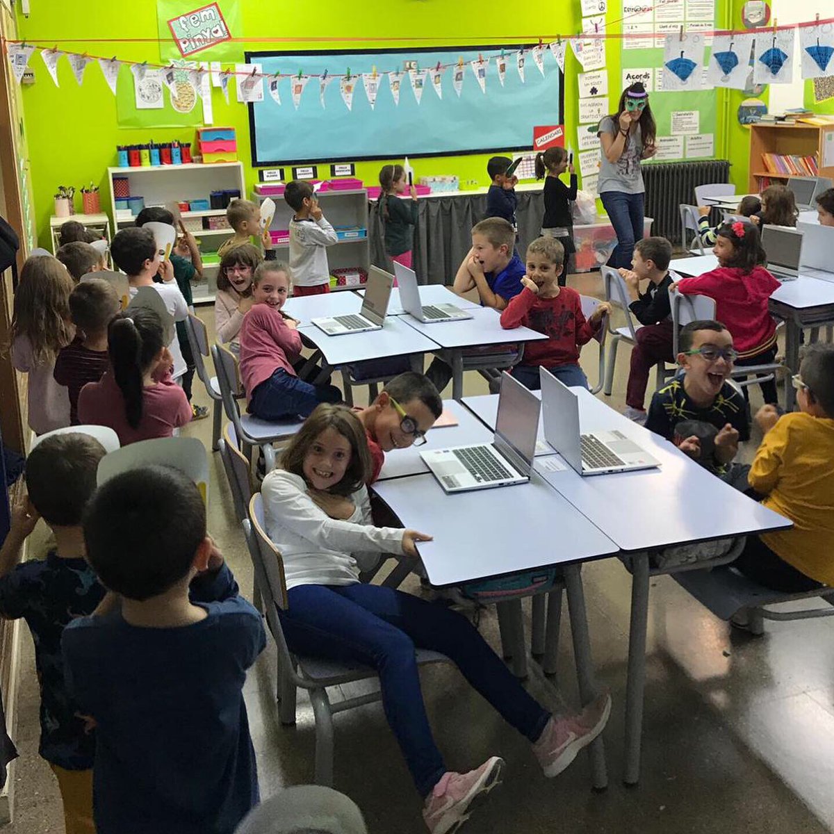 CreixenPovill's tweet photo. We celebrated #Halloween at school by going to #scare older students and doing trick-or treat. In behalf of all our #ghosts, #demonds, witches and #monsters...
HAPPY HALLOWEEN!!!
👻🎃💀🍬
#trickortreat https://t.co/0xnNwutW7E