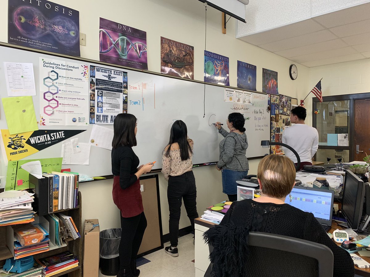 EHS_ECO's tweet photo. ECO HALLOWEEN PARTY! We played Mafia and Pictionary while eating delicious food!😋🎃🎃 #WeECOTogether #FunTime https://t.co/vy6Rh2O4nw