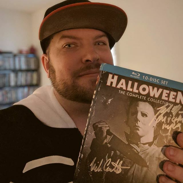 TheSneak's tweet photo. Marathon time!! #HappyHalloween! 🎃 https://t.co/h1rg0DCqWB