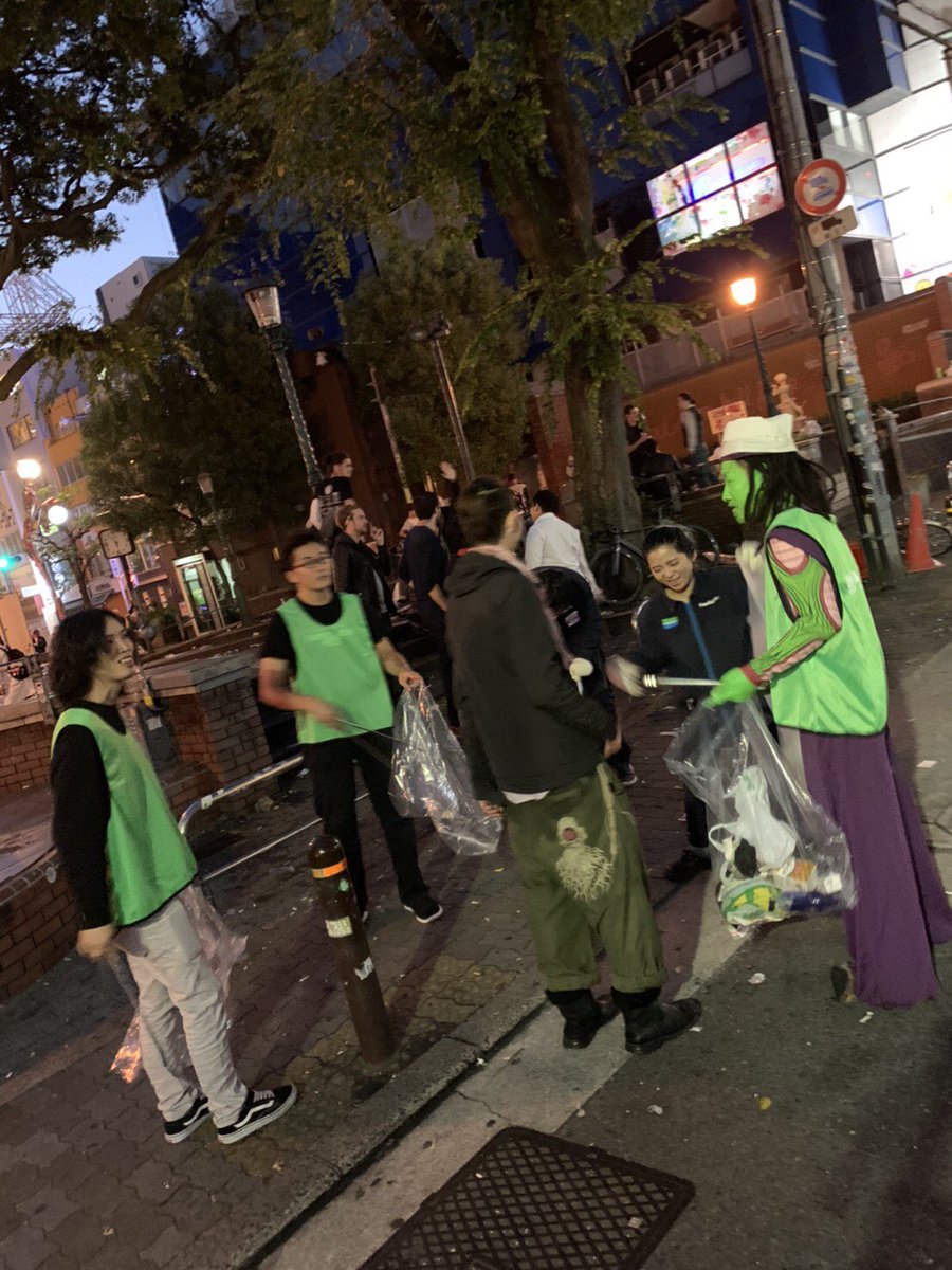 kensei_crl's tweet photo. アメ村ハロウィン最終ミッション！
お隣ファミリーマートさんと後片付け🙆‍♂️

#村長の1日 

〜完〜 https://t.co/nI6zLYyU8x