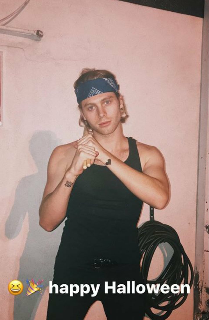 lashtongoals's tweet photo. Happy Halloween from everyone's favorite costume idea 🎃 https://t.co/4IN2J1s4RU
