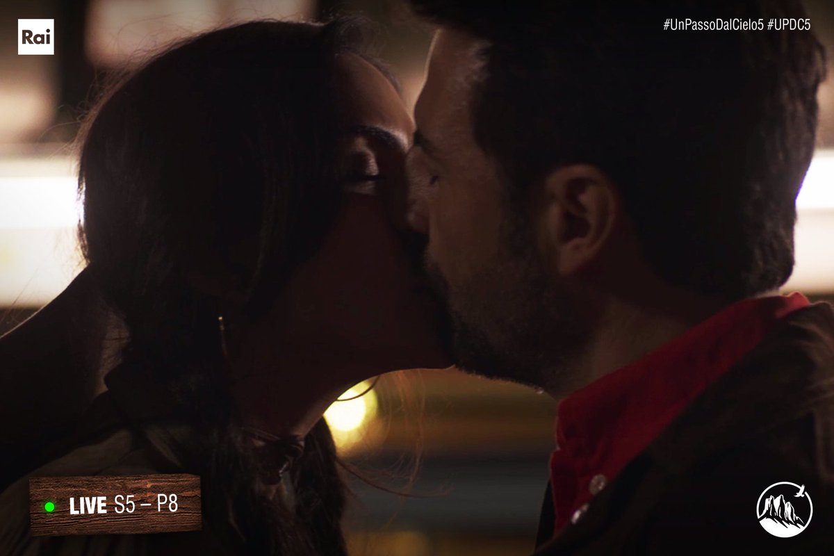 passodalcielo8's tweet photo. E bacio #Vinceva fu. 💋
(Team #Valenzo come state?)
#UnPassoDalCielo5 https://t.co/ssY1sJ5uvA