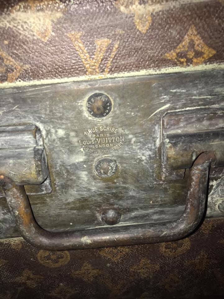 Love_WhitJay's tweet photo. @JeffreeStar @shanedawson @AndrewSiwicki @Ryland_Adams @_morganadams_ I have a friend that is interested in selling an authentic 1900s @LouisVuitton trunk and I immediately thought of you all! 🖤 https://t.co/Lfe16A1IOq