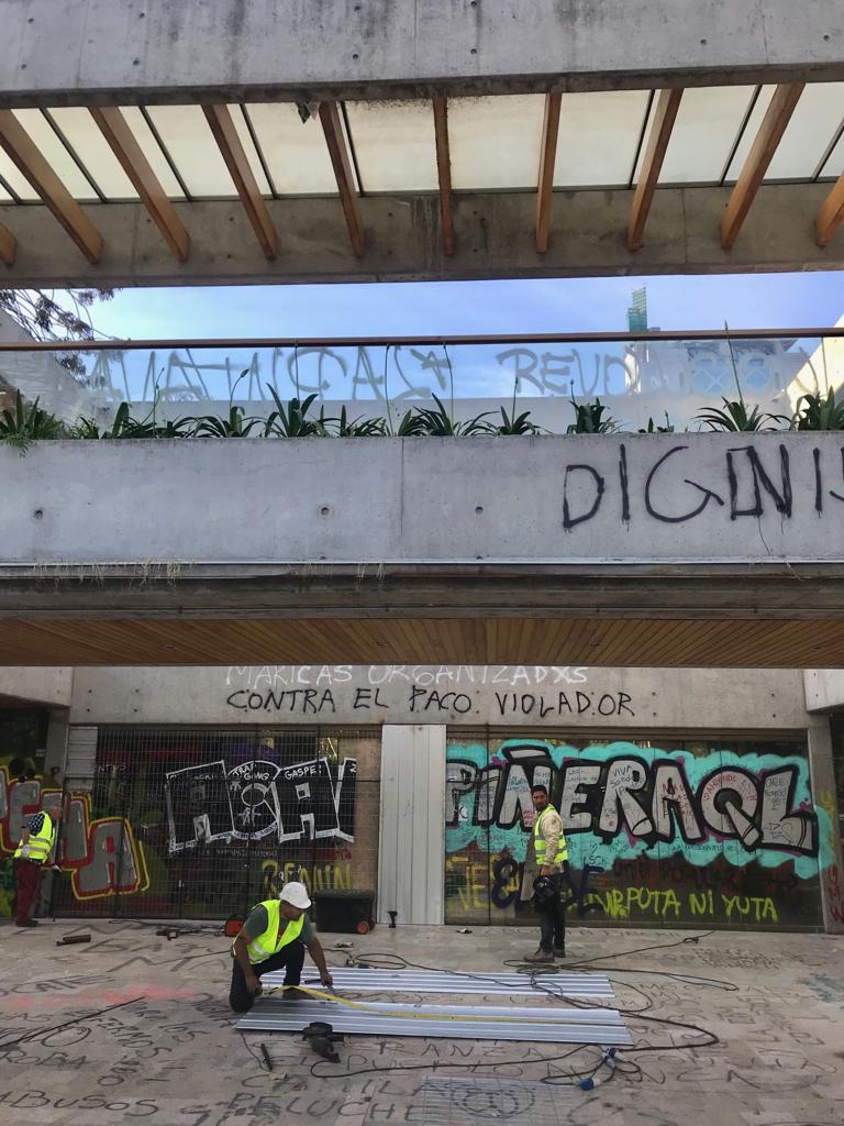 RuizFernandezDJ's tweet photo. Brutal destrucción del café literario de Providencia. La obra, de G. Bannen, albergaba una biblioteca y era un aporte al encuentro cívico. La destrucción de bienes públicos profundiza la inequidad social. Hay que condenar la violencia sin "peros". Espero crítica del @colegioarq https://t.co/hriKnm6Wry