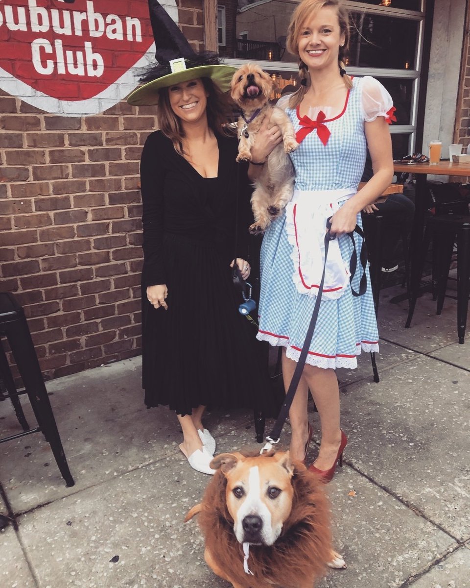 The doggies are rollin in! Come by <a href="/leespintshell/">Lee's Pint & Shell</a> tonight to submit your pup in our costume contest!