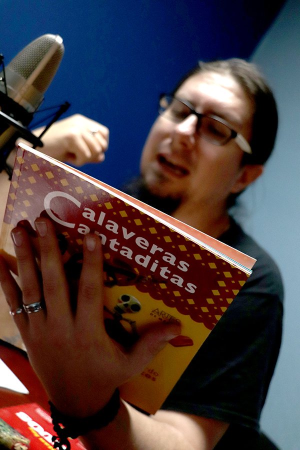 ChiquitasLetras's tweet image. Preparando el nuevo #programachiquito de #LetrasChiquitas de la @DRTVUASLP con tres grandes #libros de @artesdemexico  

#DíadeMuertosMéxico 

ñ.ñ