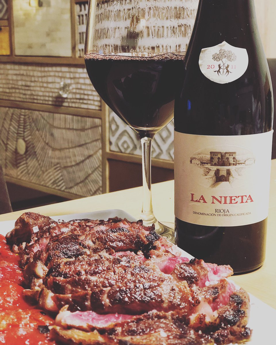 Cena para empezar un puente de 3 días!!! .
Fantástico este La Nieta 2011 en formato pequeño para acompañar una buena chuleta #topwine