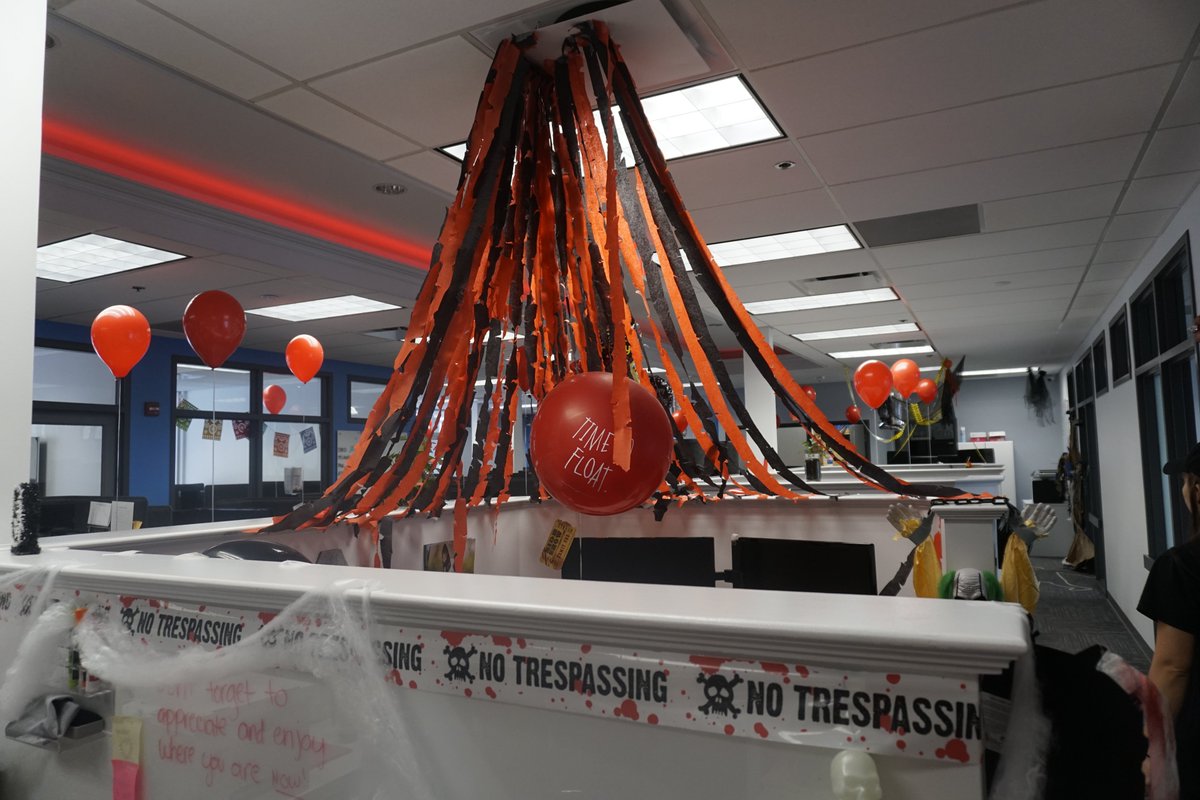 WheelzyBiz's tweet photo. @ITMovieOfficial paid our office a visit...🎈

#IT #Pennywise #ITMovie #HappyHalloween #Halloween #Halloween2019 https://t.co/oYNqlBDrmw