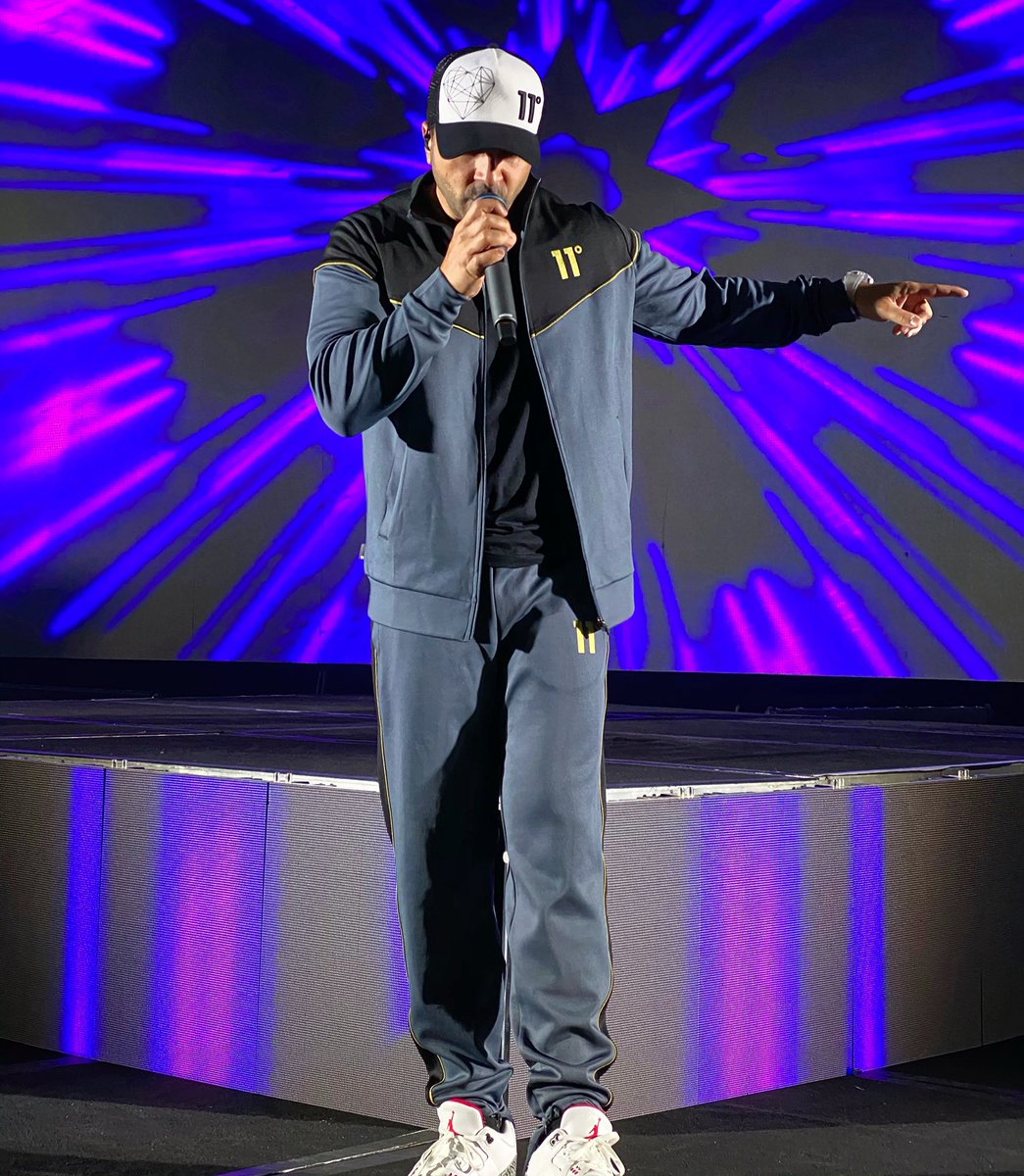 Listo para celebrar sobre el escenario del Luna Park en Buenos Aires. Están listos? Nos vemos en un rato #Soundcheck