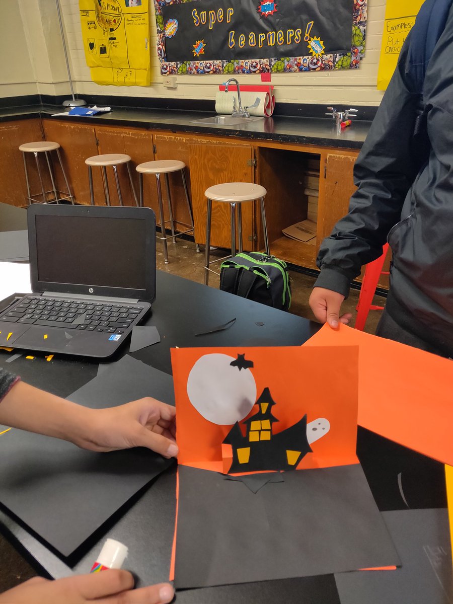 MrsKeene3's tweet photo. After school crafting! 
#reedacademy #SPS https://t.co/xE6ydpbYIV