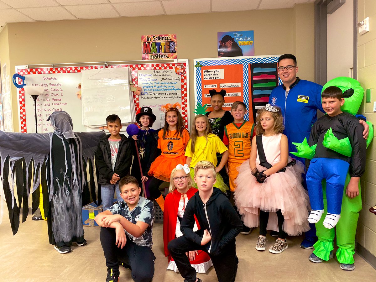 browncken's tweet photo. Happy Halloween! 🎃 @CrosbyElem https://t.co/lYUMwrRJW7