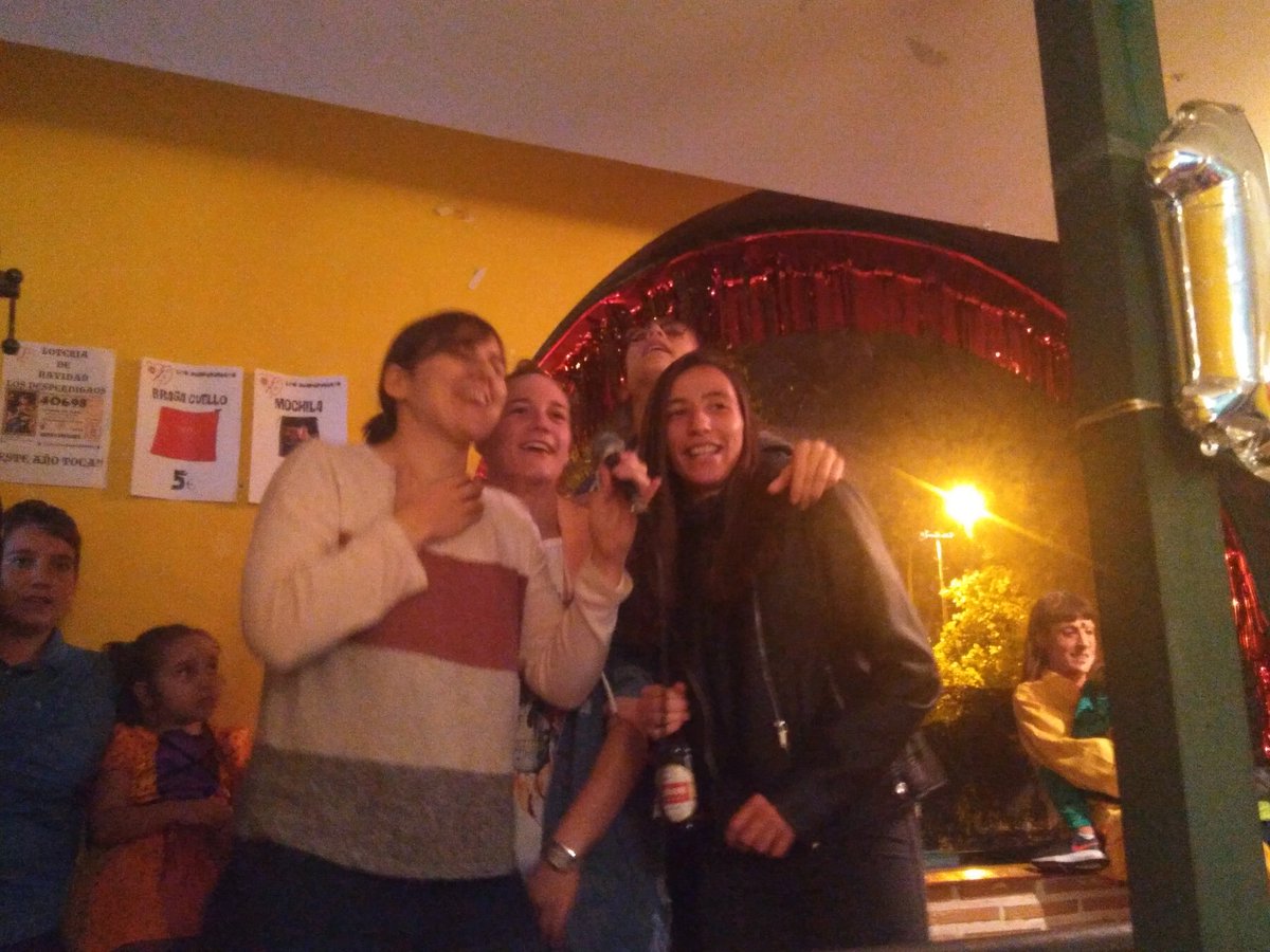 El comando del <a href="/RayoFemenino/">Rayo Femenino</a> que ha venido a arropar a <a href="/Sheigarcia10/">Shei Garcia</a>, dándolo todo en el karaoke de <a href="/losdesperdigaos/">los desperdigaos</a> 
¿Adivináis que están cantando?