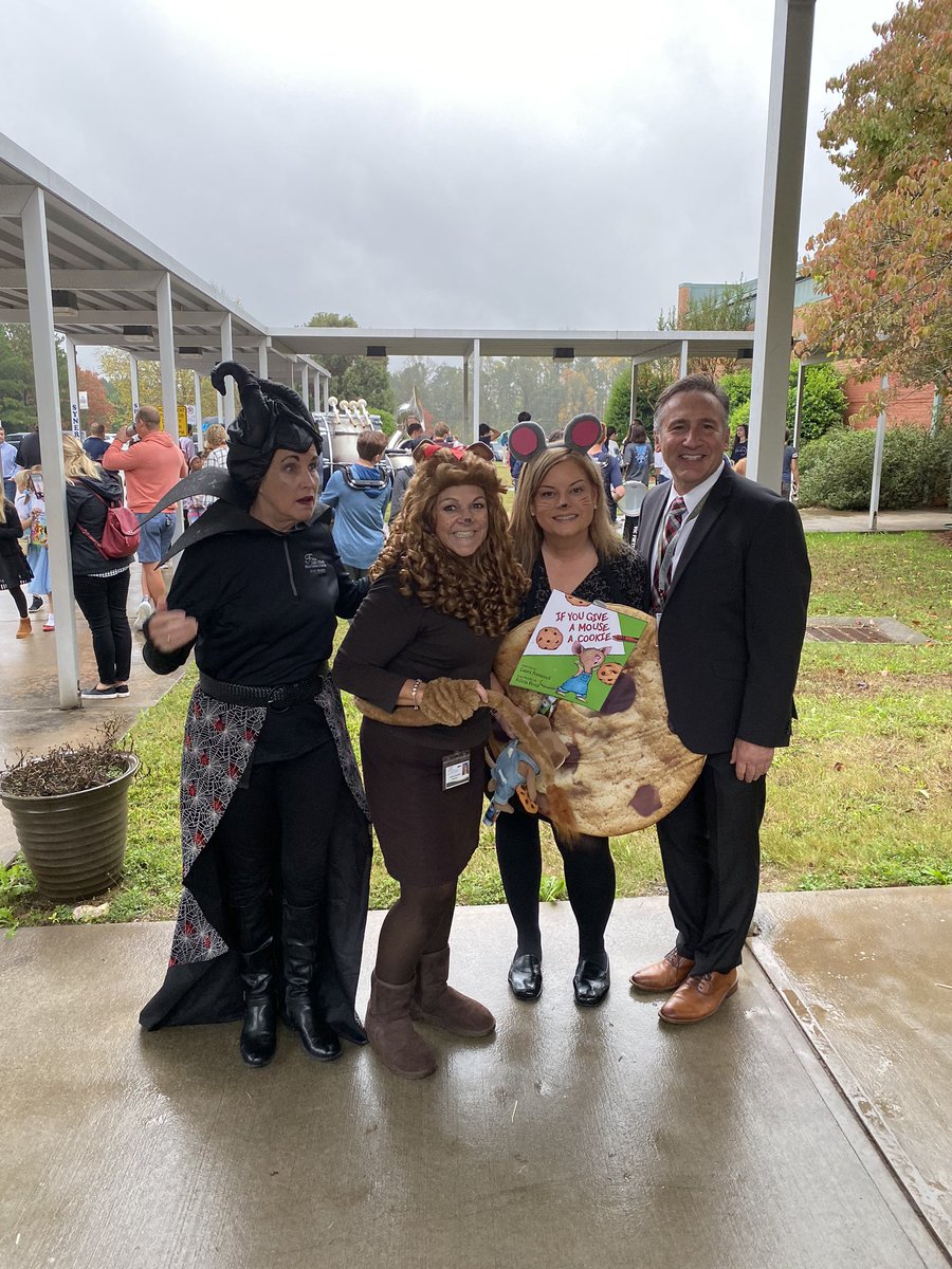 lorriebearden's tweet photo. Thank you, @FCSSuptLooney , Area Supe Kibbey Crumbley FCS Board Member Katie Reeves @irishmarmie @FultonNWLC @summithillhusky for participating in SHE Book Character Parade!! #StriveHelpExcel #FultonCares #FCStudentsFirst!! @summithillhusky @summithillpto https://t.co/YWfXGVAqRr