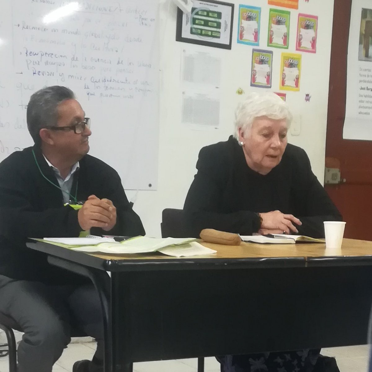 Araceli de Tezanos: ¿Qué vamos a enseñar a un maestro para ser maestro? Eso es lo que está en cuestionamiento en todo lado. No hay que discutir tanto la naturaleza jurídica sino la naturaleza profunda, cotidiana, de ser maestro. Preguntémonos ¿cómo formamos maestros hoy?