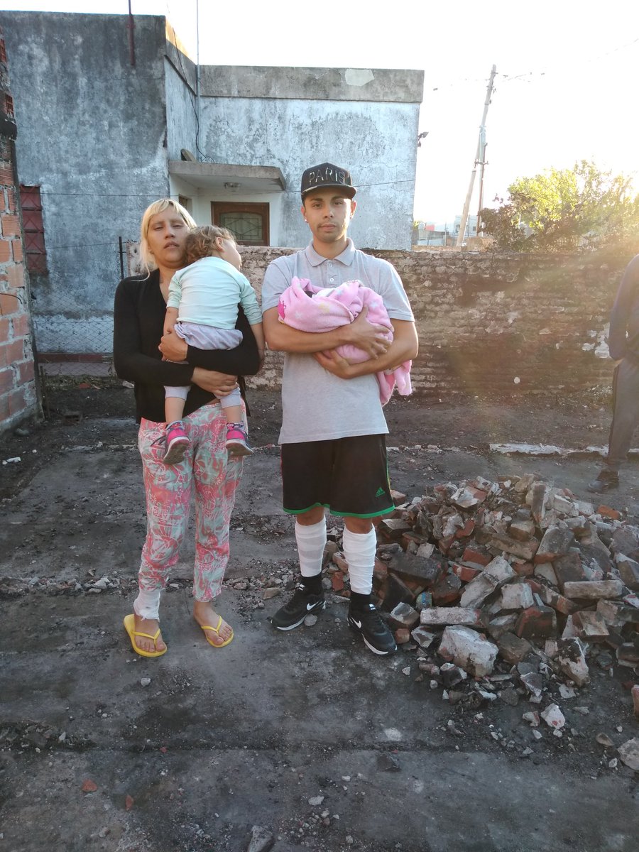 monocarugatti's tweet photo. Anoche se incendió su casa en Barrio Aeropuerto y perdieron todo. Tienen 3 criaturas de 7 , 1 año y 2 semanas. Estaban construyendo su casa pero todo ardió. Necesitan ayuda. Calle 631 e/5 y 5 bis. O llamar al 221-3174333 para la ayuda que puedan brindar. https://t.co/uL3tvNCns3