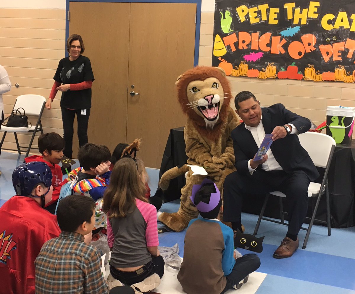 Numba1Principal's tweet image. Parents, Community Leaders, Tchrs &amp;amp; District Leaders #madeitmatter today for our kids! Reading &amp;amp; Writing all wrapped up in a meaningful experience! #joyjames #limitless