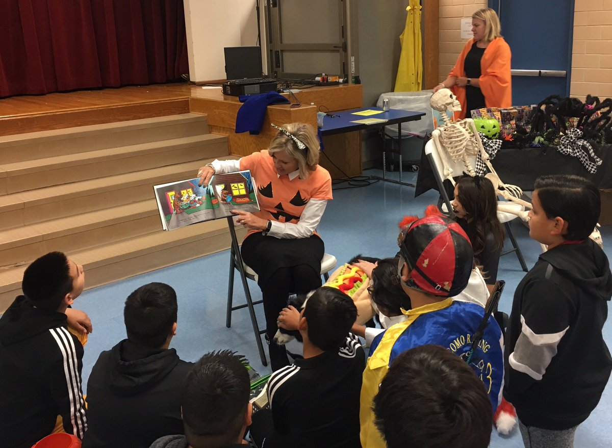 Numba1Principal's tweet image. Parents, Community Leaders, Tchrs &amp;amp; District Leaders #madeitmatter today for our kids! Reading &amp;amp; Writing all wrapped up in a meaningful experience! #joyjames #limitless