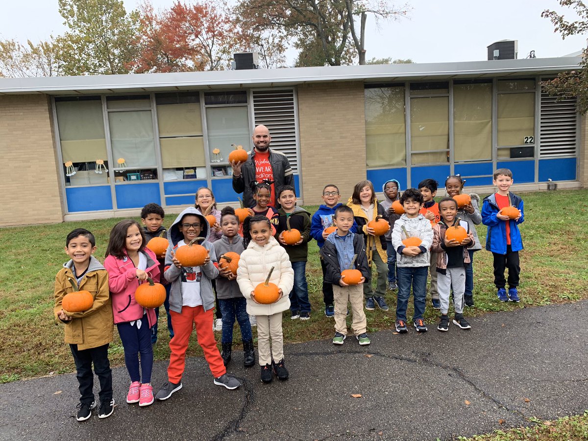 Mr_M_Teaches's tweet photo. Pumpkin patch trip was cancelled but we still got to pick pumpkins and learn all about them 🎃 #whyLP #pumpkin #truenorthbrunswick #MrMteaches https://t.co/tVFJSI40rQ
