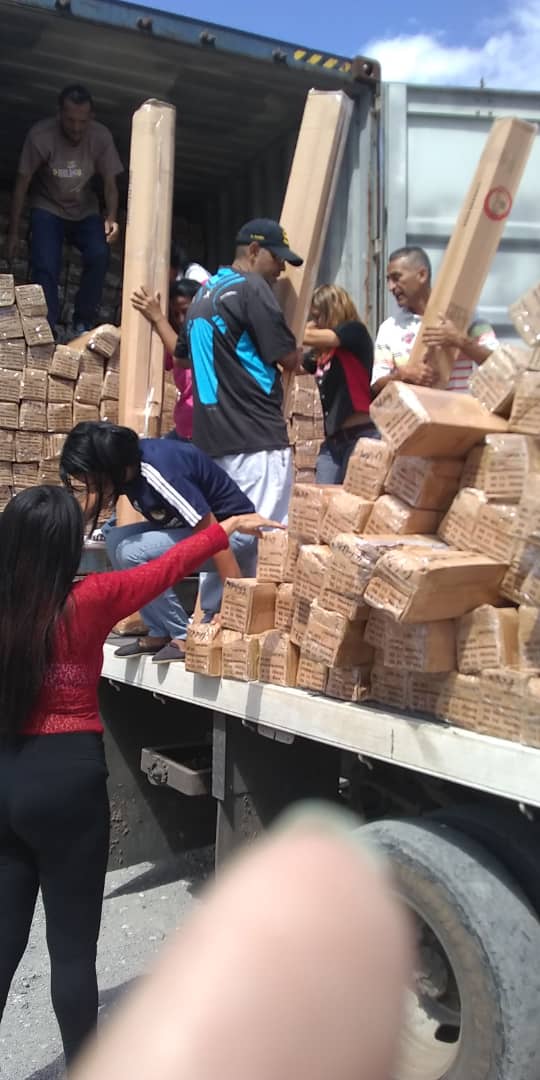 ViviendoIFE's tweet photo. Bloque de Viviendos de Ciudad Bicentenaria en Lara apoyando con entusiasmo a la GMVV @IMVillarroel a la Gobernadora @gestionperfecta y a @construpatriaL en la descarga de materiales para seguir construyendo viviendas para el pueblo Revolucionario @NicolasMaduro @alfredograte https://t.co/OiQuUXjLRG