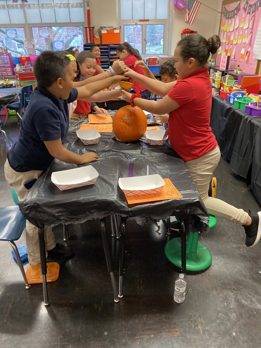 MrPhelpsRSD's tweet photo. Glenside fourth graders took part in some pumpkin fun today, finding the height and circumference of their pumpkins as well as estimating the amount of seeds in their pumpkins. 
Bringing some fall fun into math! #rsdproud #RSDNewsCrew #teamGlenside https://t.co/2YPOtrs5P4