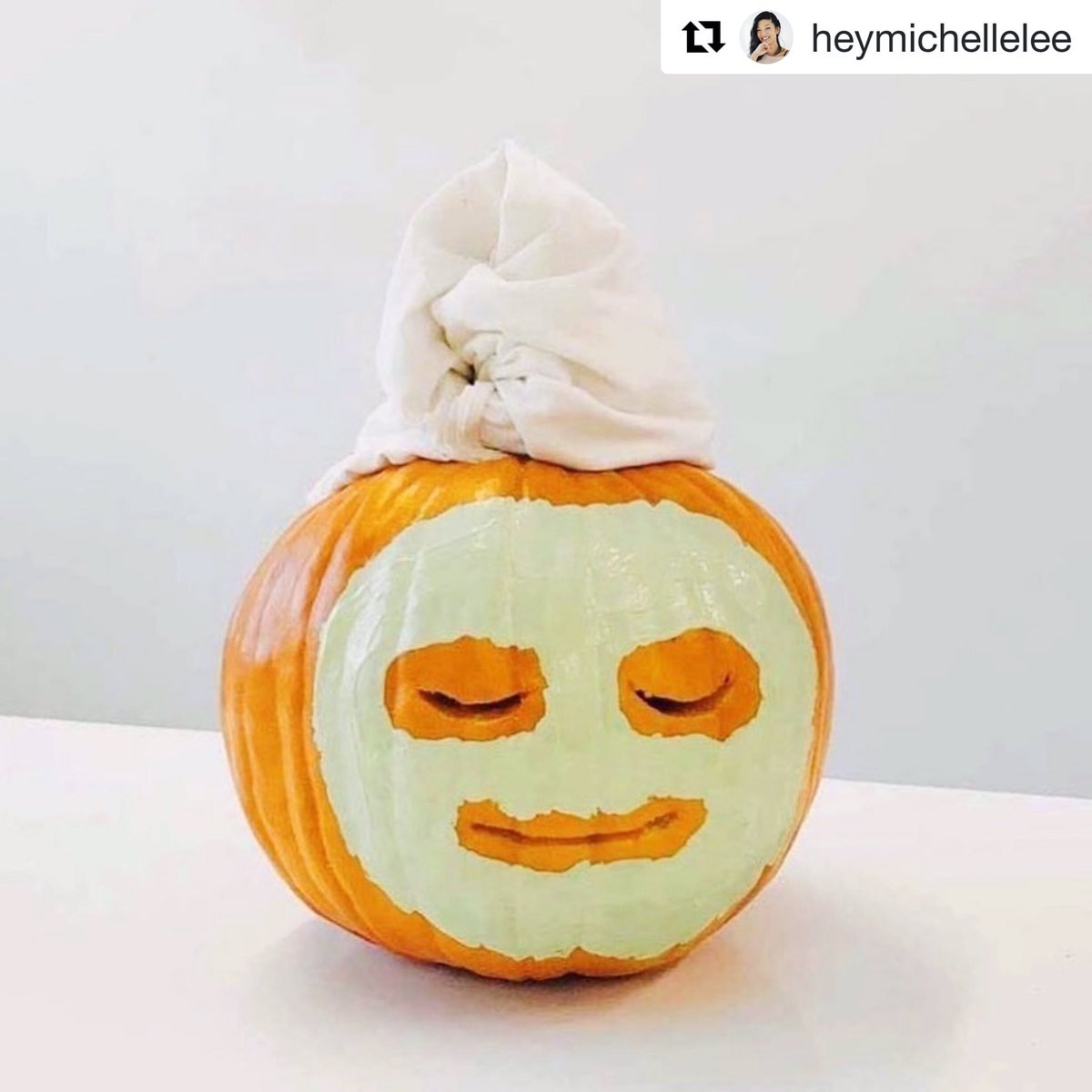 When the Halloween party invite says “wear a mask.”👻Happy Halloween!🧡