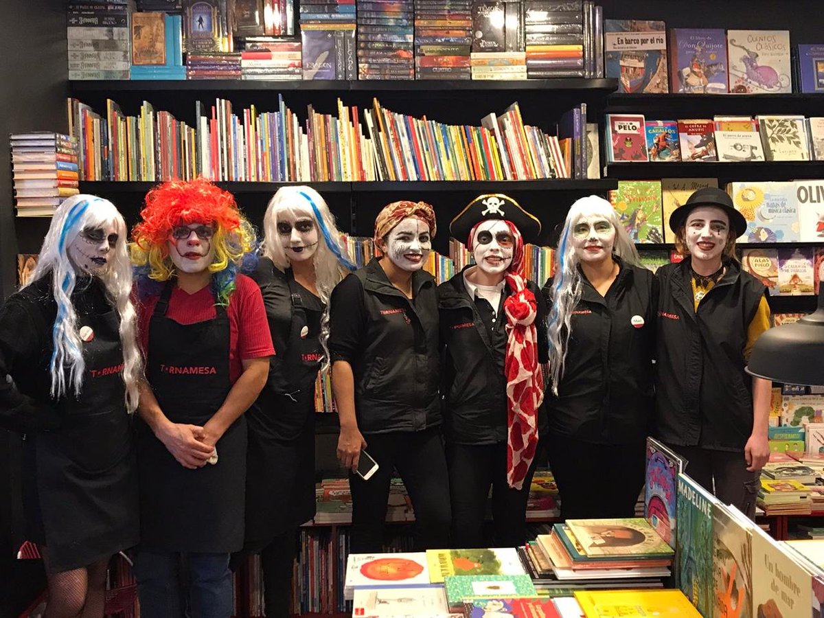 LIJColombia's tweet photo. Nuestros amigos libreros de @LaTornamesa también tienen muchos libros, historias y dulces #FestivalLIJ

¡Nos vemos en las librerías! #HappyHalloween 🍬🎃📚 https://t.co/airkkcJUME