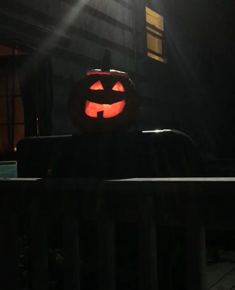 SueMo428dog's tweet photo. Last minute carving #themaggs https://t.co/GsVa0DMXtY