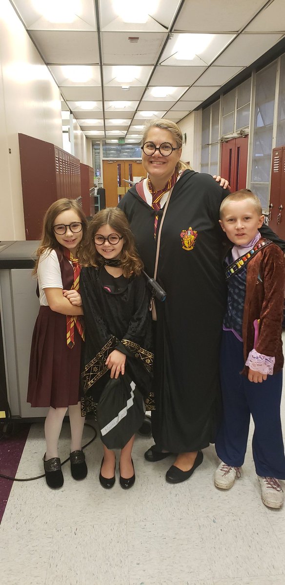 sesterling99's tweet photo. Halloween in middle school is the best!!!!!#HarryPotter #shms https://t.co/4kQkRANHFc